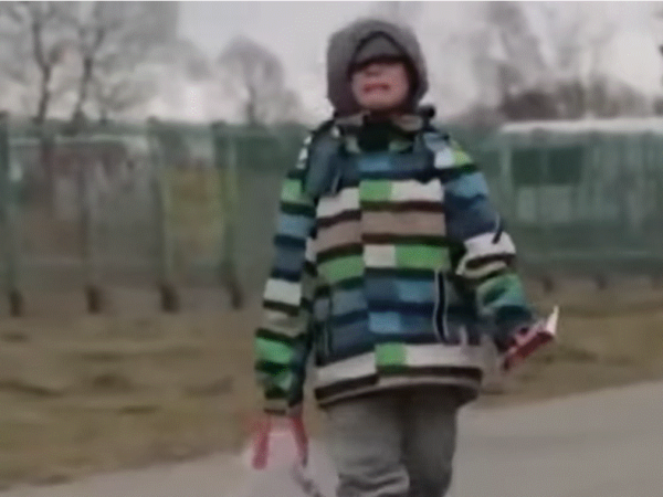 Jedan video pokazuje malog dječaka koji je prešao granicu u Poljskoj, koji hoda
