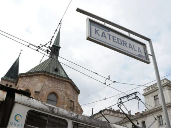 Beba rođena na tramvajskoj stanici u Sarajevu dobila doživotnu kartu za gradski prevoz